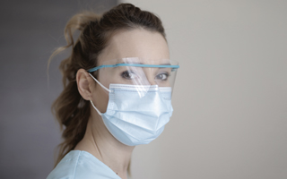 Personnel médical portant une visière de sécurité et un masque de protection